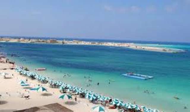 مياه مطروح تنظم حملة توعية على الشواطئ لترشيد الاستهلاك