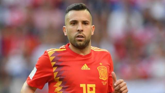 مدافع برشلونة يعرب عن غضبه بعد استبعاده من قائمة إسبانيا