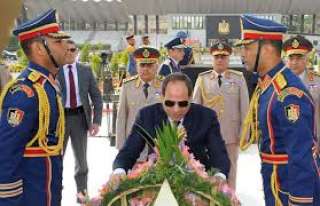  الرئيس السيسي يضع إكليلا من...