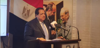 أبوالعينين أثناء تسلم جائزة نوبل...