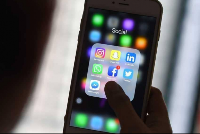 واتساب يوجه ضربة قوية إلى منصة التواصل الاجتماعي ”سناب شات” هذا العام