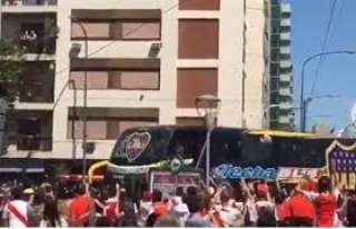 جماهير ريفر بليت تهاجم حافلة...