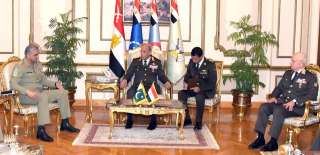 وزير الدفاع يبحث مع رئيس...