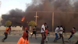 السودان.. تجدد التظاهرات وحرق مقر...