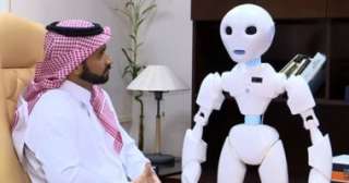 بالفيديو.. وزير التعليم السعودي يسلم...
