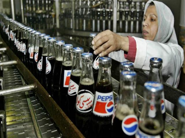 ارتفاع إنتاج الملابس الجاهزة.. وانخفاض المشروبات الغازية