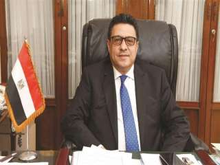 سفير مصر بالكويت ينقل تهنئة...