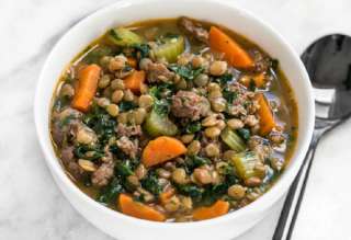 عمل شوربة العدس باللحم والخضار