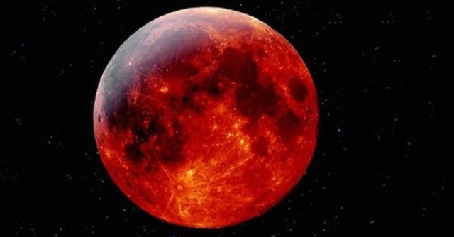 بالفيديو ..الأمريكيون يستمتعون برؤية القمر الدموي