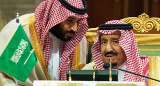 ولي العهد يسلم الملك سلمان...