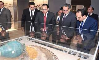 رئيس الوزراء من متحف الفن...