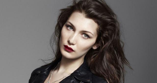 بيلا حديد تصدم الجمهور بأحدث إطلالة لها