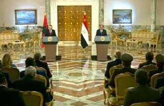 الرئيس السيسي يستعرض مع نظيره...