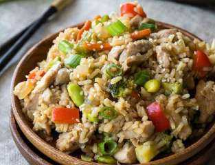 سلطة الخضار بالأرز البني