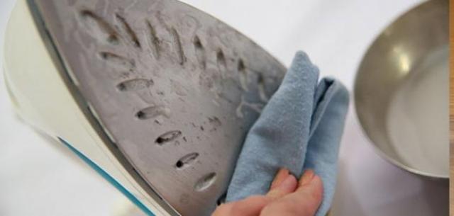 شاهد .. الباراسيتامول حيلة ذكية لتنظيف اسوداد المكواة 