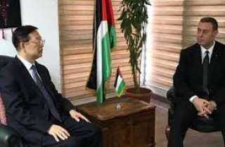 السفير الفلسطيني يبحث مع مسئول...