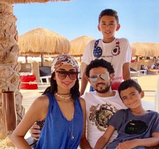 حسام غالي ينشر صورة له على أحد الشواطئ بصحبة أسرته عبر إنستجرام