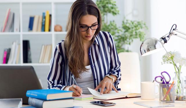 الروتين اليومي للعناية بالبشرة للمرأة العاملة