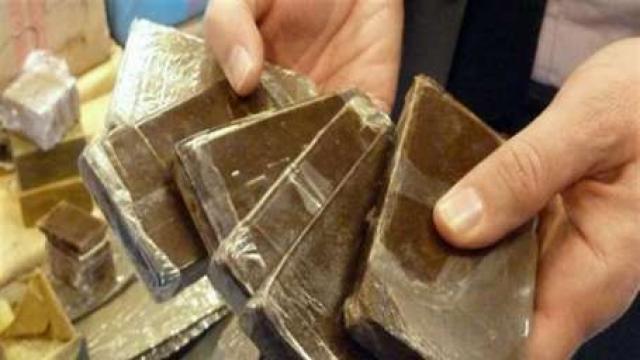 ضبط عاطلين بحوزتهما 30 كيس إستروكس و18 قطعة حشيش بمدينة بدر 