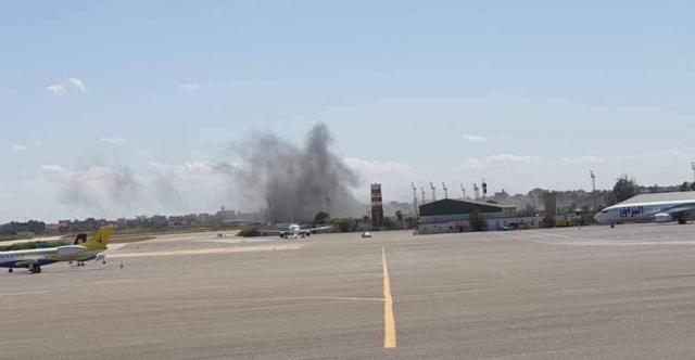 إغلاق المجال الجوي لمطار معيتيقة بطرابلس الليبية بعد سقوط قذائف