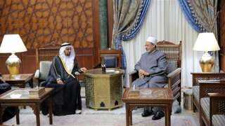 الامام الاكبر يستقبل وفدًا من...