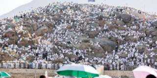 ضيوف الرحمن يؤدون صلاتى الظهر...