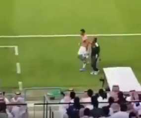 بالفيديو.. السومة يرمي قميص النادي...
