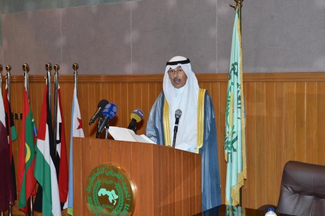 محافظ الاحمدي متحدثا في المؤتمر
