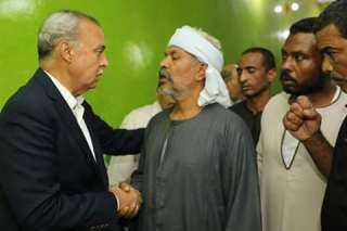 محافظ قنا يقدم واجب العزاء...