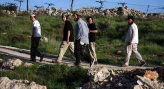 مستوطنون إسرائيليون يقتحمون قرية فلسطينية...