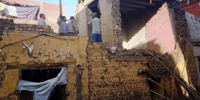 إخلاء 3 منازل آيلة للسقوط في الخليفة