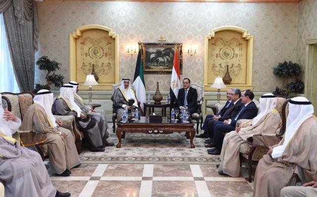 رئيس الوزراء يستقبل نظيره الكويتى بمطار القاهرة