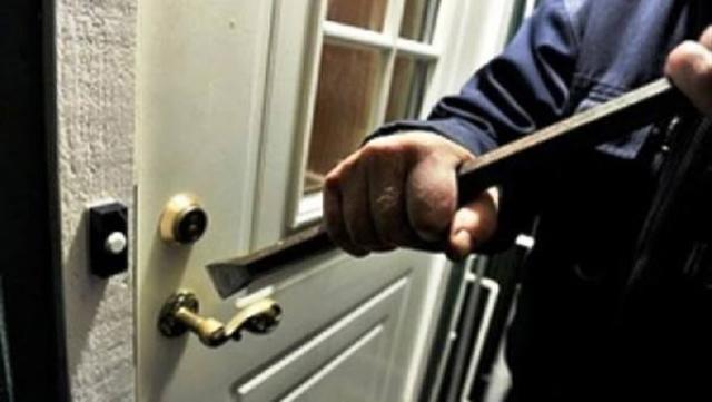 القبض على عاطلين لسرقتهم الشقق السكنية بمنطقة الدرب الأحمر