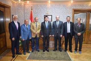 أشرف صبحي يستقبل سفير البحرين...