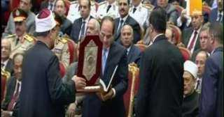 وزير الأوقاف يهدى السيسى نسخة...