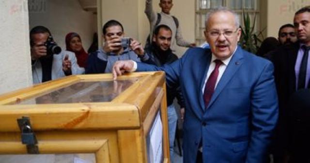 الخشت يتفقد سير عملية الانتخابات الطلابية بالجامعة