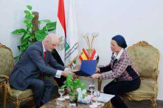 وزيرة البيئة تستقبل سفير إسبانيا...