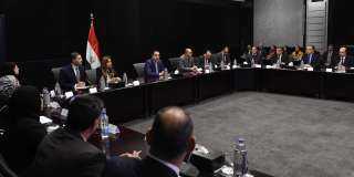 مدبولي يتفقد مركز خدمات المستثمرين...