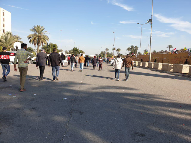 شاهد.. انسحاب المحتجين من محيط السفارة الأمريكية في بغداد بعد دعوة ”الحشد الشعبي”