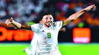 يوسف البلايلي يتوج بجائزة الأفضل داخل...
