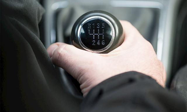 تعرف على أضرار التعشيق الخاطئ لناقل الحركة الأوتوماتيك واليدوي