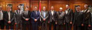 هشام توفيق يشهد توقيع عقد...