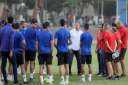 الخطيب يجتمع باللاعبين والجهاز الفني