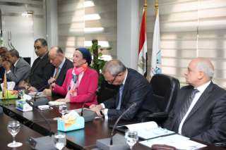 وزيرة البيئة تعقد اجتماعا موسعا...