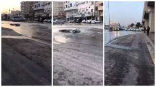 بالفيديو.. انهيار أرضي يبتلع سيارة...