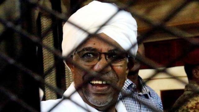 ”رويترز”: عمر البشير يرفض التعامل مع الجنائية الدولية ويصفها بالمسيسة
