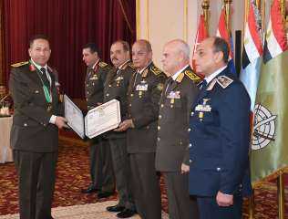 وزير الدفاع يكرم قادة القوات...
