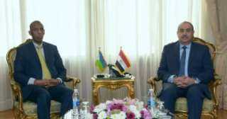 وزير الطيران يبحث مع سفير...