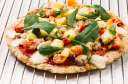 بيتزا القرنبيط والفلفل الأخضر الحار
