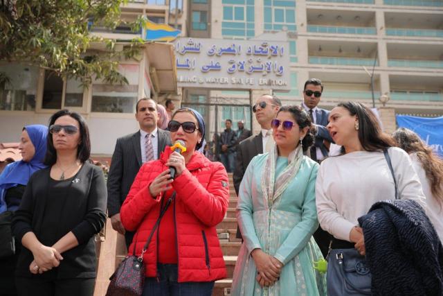 وزيرة البيئة تقود حملة لتنظيف نهر النيل من المخلفات مع الدكتورة مايا